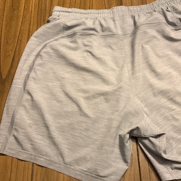 Lululemon Linerless shorts 7 inch Grey Large Men’s Open to offers - Picture 3 of 3